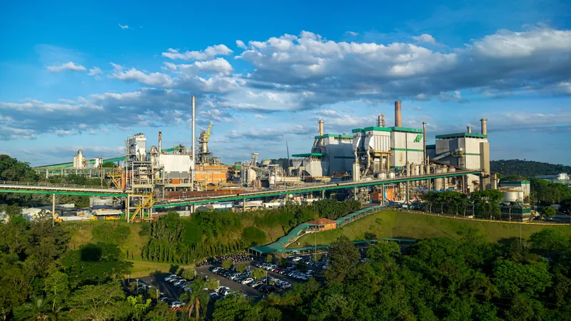 Planta industrial brasileira em meio à vegetação